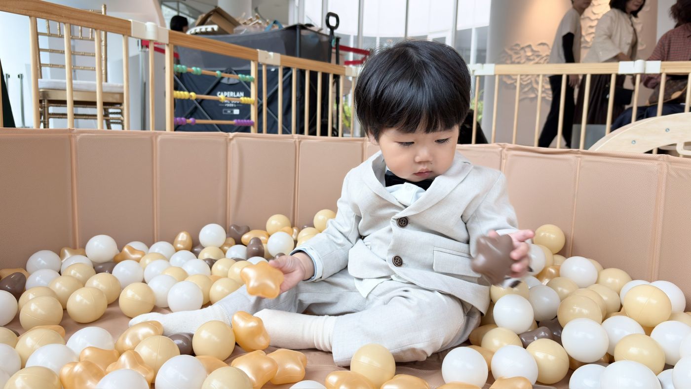 幼兒在球池探索造型球的活動紀錄